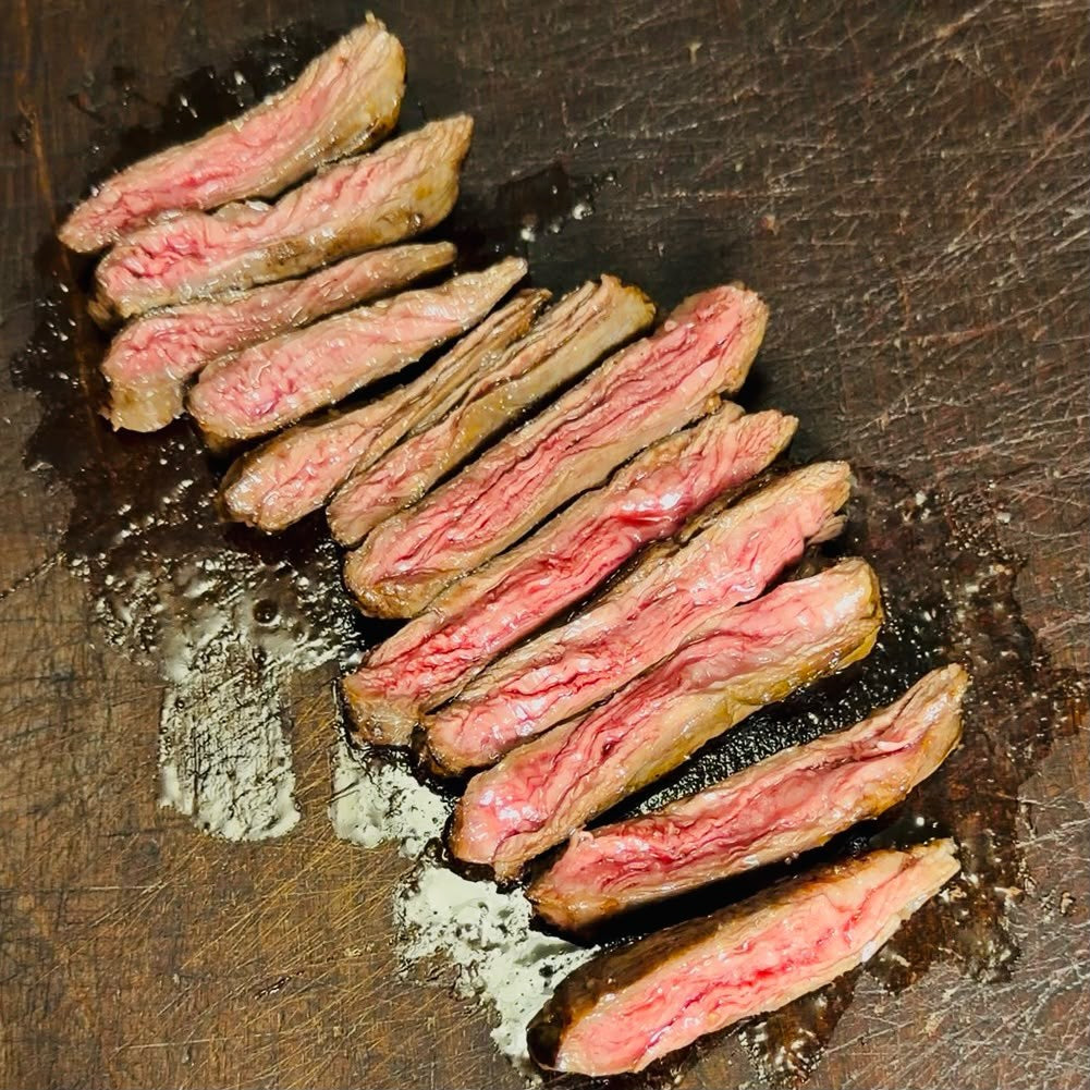 Entraña (Skirt Steak) gegrillt und aufgeschnitten - Serviervorschlag